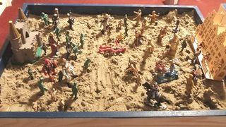 Pacientul este invitat să creeze o scenă &icirc;n lădița cu nisip de mare, apă și o colecție generoasă de figurine