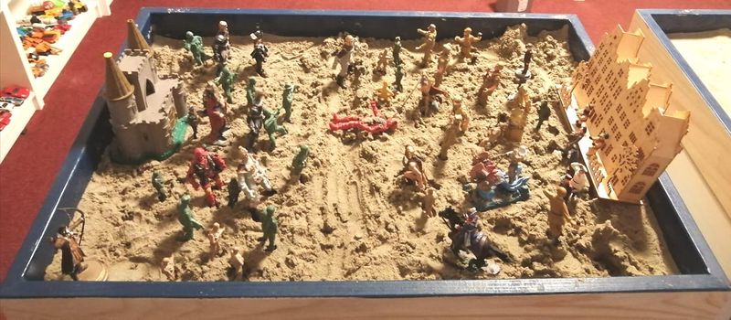 Pacientul este invitat să creeze o scenă în lădița cu nisip de mare, apă și o colecție generoasă de figurine