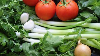 Usturoiul verde. Zece beneficii incredibile pentru organismul tău