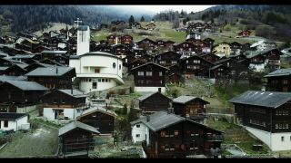 VIDEO. Un oraș din Elveția te plătește cu 25.000 de euro ca să te muți acolo