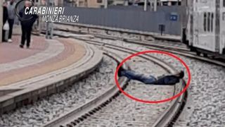 Un bărbat a paralizat traficul feroviar după ce s-a întins pe șina de tren: „Îmi era somn”