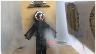 Oamenii de știință testează un nou spray cu azot lichid care ar putea &icirc;ndeparta praful de pe Lună cu ajutorul unor păpuși Barbie