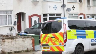 O femeie și doi băieți de 7 și 9 ani din Londra au fost găsiți morți în casă/Poliția: ”O posibilă crimă este cauza”