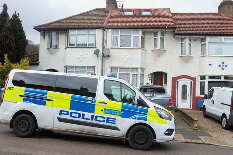 O femeie și doi băieți de 7 și 9 ani din Londra au fost găsiți morți în casă