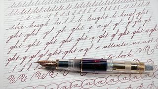 Carmen Nistor oferă cursuri de caligrafie la Academia de Caligrafie, academie fondată chiar de ea, în anul 2018