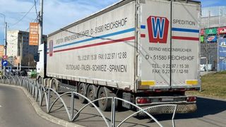 „Cât de mare să fie amenda pentru o asemenea nesimțire?” Un șofer a enervat pe toată lumea după ce și-a parcat camionul pe trotuarul din fața unui mall din București