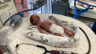 Cei care vor să trateze nou-născuții pot exersa pe un manechin mic care geme asemenea unui bebeluș.