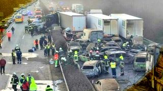 VIDEO- Accident cumplit &icirc;n Ungaria: O persoană găsită carbonizată sub o mașină/ 39 de persoane au fost implicate &icirc;n accident, printre care și cinci rom&acirc;ni