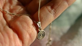 Trei bărbați din Argeș sunt cercetați pentru tentativă de înșelăciune. Aceștia au încercat să amaneteze mai multe bijuterii