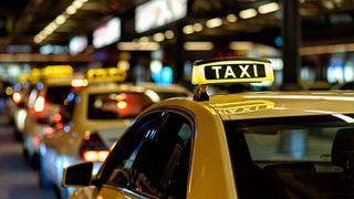 VIDEO: Incident scandalos în trafic! Un taximetrist  a fost luat la bătaie pentru că nu ar fi acordat prioritate unor pietoni