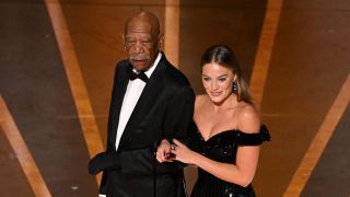 VIDEO. Morgan Freeman, apariție stranie la Oscaruri. De ce a purtat o mănușă neagră pe mâna stângă?