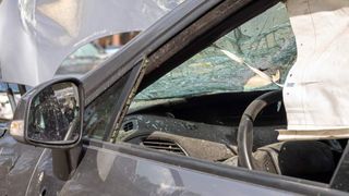 Un bărbat i-a distrus mașina fiului cu târnăcopul. Acesta a vrut să îl împiedice să plece băut cu mașina