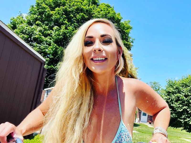 Fosta profesoară Sarah Juree se întâlnește doar cu milionari