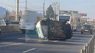 Trafic blocat în Otopeni! O mașină s-a răsturnat pe șosea