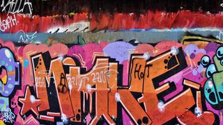 Percheziţii la persoane care ar fi distrus, prin desene stil graffiti, vagoane de tren. Prejudiciul depăşeşte 250.000 de lei