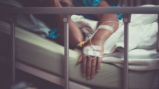 Ultima dorință a unei femei bolnave de cancer, aflată pe patul de moarte: A vrut să-și mai vadă o singură dată fiul