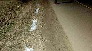 Capcanele rutiere sunt la tot pasul! O linie discontinuă a fost trasată pe un șanț din Vaslui: „Se răstoarnă omul din cauza marcajului făcut în bătaie de joc”