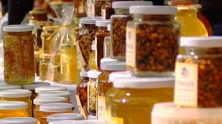 VIDEO - Bătr&acirc;nii depind de micile tarabe din fața porților