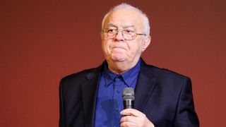 Băiatul cel mic al lui Alexandru Arșinel, vânzător de succes în piață. Acesta vinde legume și fructe din cultura proprie