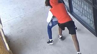 O femeie a rămas paralizată, după ce a fost pusă la pământ de un hoț. Acesta a urmărit-o zeci de kilometri