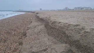 Plaja din Mamaia s-a prăbușit! Furtunile au afectat plajele de pe litoral