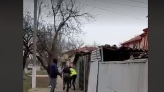 VIDEO - Scene incredibile în Brăila. Trei polițiști, bătuți cu propriul baston de un bărbat recalcitrant