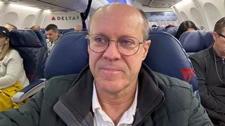 &Icirc;nt&acirc;mplare inedită &icirc;n avion! Un pasager s-a oferit să &icirc;i dea unei femei suma de 100.000 de dolari, &icirc;n schimbul unui favor. Ce a vrut bărbatul