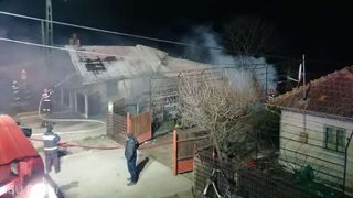 Incendiu puternic la Buzău: două case au fost cuprinse de flăcări