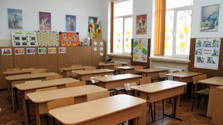 Bătaie cu pumni și picioare între doi elevi aflați în sala de clasă. Un coleg a filmat momentul