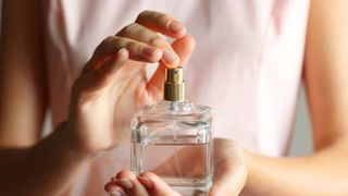 VIDEO - Substanță periculoasă găsită în mai multe parfumuri. Responsabilii au primit o amendă de 30.000 de lei, iar produsele au fost retrase de la vânzare