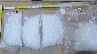 Colet cu droguri, expediat printr-o firmă de curierat. Două persoane au fost reținute