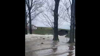 UPDATE: Un baraj din Dolj s-a rupt, iar apa devărsată a inundat un drum județean. Ce a transmis edilul localității