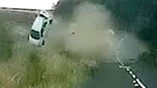 VIDEO. Momentul șocant în care o mașină Fiat 500 se răstoarnă de cinci ori. Ce au pățit pasagerii