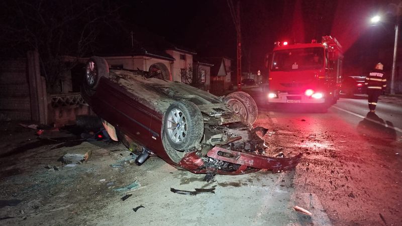 Accident dramatic în Satu Mare! Doi tineri au fost la un pas de moarte după ce s-au răsturnat cu mașina