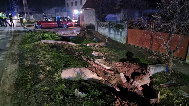 Accident dramatic în Satu Mare! Doi tineri au fost la un pas de moarte după ce s-au răsturnat cu mașina