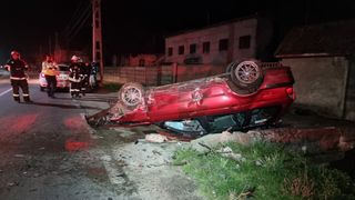 Accident dramatic în Satu Mare! Doi tineri au fost la un pas de moarte după ce s-au răsturnat cu mașina