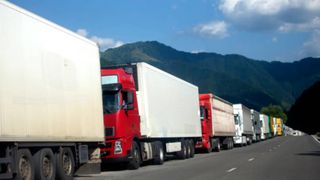 Haos la granițele României! Zeci de camioane așteaptă să intre și să iasă din țară