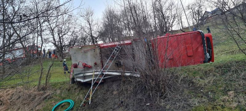 O mașină de pompieri aflată în misiune s-a răsturnat. Trei pompieri au fost răniți
