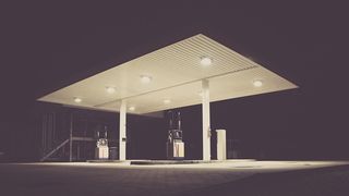 Un bărbat cu cagulă pe față a amenințat o vânzătoare cu un cuțit și a furat 10.000 de lei dintr-o benzinărie din Brăila