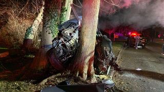Cinci copii au murit după ce SUV-ul condus de un băiat de 16 ani a intrat într-un copac și a luat foc