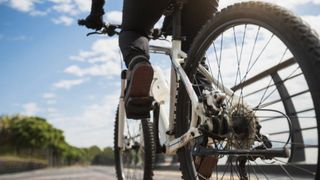 Accidentul banal care i-a fost fatal unui biciclist rom&acirc;n. Bărbatul și-a agățat geaca &icirc;n roata de la bicicletă
