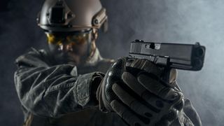 Cine poate deţine arme letale?