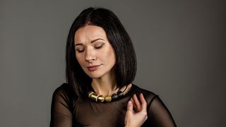 5 tipuri de outfit-uri ȋn care poți integra un colier cu bile de piele hand-made