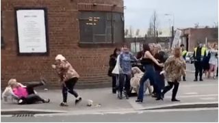 Dezmăț la beție în fața unui club. Momentul șocant în care femeile se bat și cad pe stradă - VIDEO viral