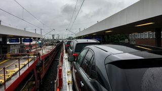 Ministerul Transporturilor ar putea lua în calcul ideea de a călători cu trenul, alături de autoturism