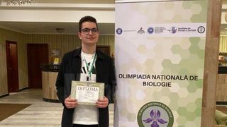 El este elevul care s-a calificat la două olimpiade naționale. Teodor a avut cele mai mari punctaje din județul Suceava