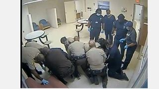 Polițiști acuzați de crimă în SUA! Irvo Otiento este bărbatul care a murit prin sufocare după ce a fost pus la pământ de autorități