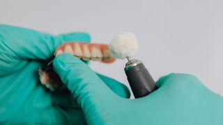 Un implant dentar ultramodern îți poate reda zâmbetul în doar 24 de ore 