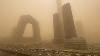 FOTO - Imagini apocaliptice vin din China, acolo unde o furtună de nisip poluează puternic aerul. Autoritățile au emis alerte meteorologice