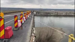 Un pod dintre Olt și Vâlcea a fost închis, după ce mai multe bucăți din el au căzut. Pericol de prăbușire